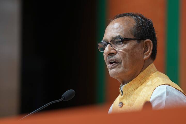 शिवराज सिंह चौहान के मुताबिक, मध्य प्रदेश की हार के बाद कांग्रेस के वे मित्र इधर-उधर के रास्ते देखने लगे थे. कई मित्र तो आकर बीजेपी में शामिल भी हुए.