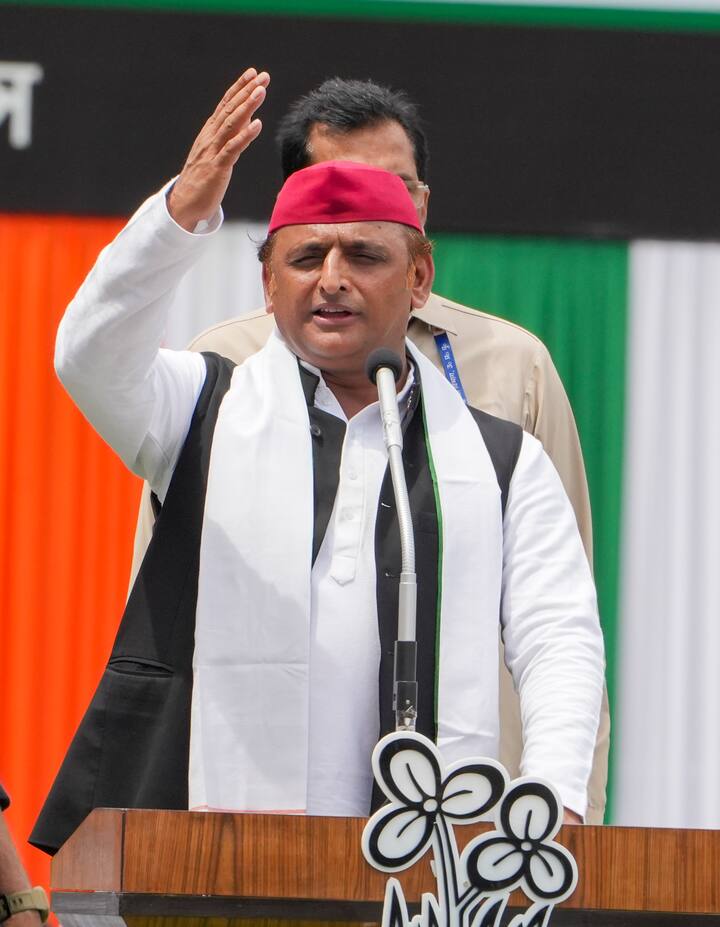 अखिलेश यादव ने बताया कि वे लोग किसानों और गरीबों के लिए पैकेज मांगते हैं, जबकि एनडीए सरकार वजूद बचाने के लिए लिए पैकेज देती है.