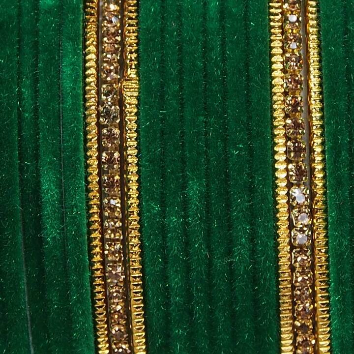 ਇਸ ਤਰ੍ਹਾਂ ਤੁਸੀਂ ਸੋਨੇ ਦੀਆਂ ਚੂੜੀਆਂ ਦੇ ਨਾਲ ਹਰੇ ਰੰਗ ਦੀਆਂ ਪਲੇਨ ਚੂੜੀਆਂ ਪਹਿਨ ਸਕਦੇ ਹੋ ਜਾਂ ਚੂੜੀਆਂ ਦਾ ਸੈੱਟ ਬਣਾ ਸਕਦੇ ਹੋ। ਇਸ ਕਿਸਮ ਦਾ ਡਿਜ਼ਾਈਨ ਬਹੁਤ ਸ਼ਾਨਦਾਰ ਦਿਖਾਈ ਦਿੰਦਾ ਹੈ. ਜੇਕਰ ਤੁਹਾਡੇ ਕੋਲ ਪਲੇਨ ਬੈਂਗਲ ਹੈ ਤਾਂ ਤੁਸੀਂ ਸੋਨੇ ਦੀਆਂ ਚੂੜੀਆਂ ਦਾ ਪੂਰਾ ਸੈੱਟ ਬਣਾ ਕੇ ਪਹਿਨ ਸਕਦੇ ਹੋ।