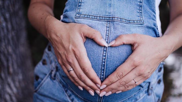 অনিয়মিত জীবন যাপনে ওজন ক্রমশই বাড়তে থাকে। ফলে মা হওয়ার আগে সবার আগে ওজন কমানোর পরামর্শ দেন চিকিৎসকেরা। খাবার দাবারে বিশেষ নজর দিতে বলেন।