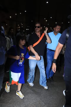 लंदन में वेकेशन एंजॉय करने के बात पत्नी गौरी और बेटे अबराम संग मुंबई लौटे SRK, रफ एंड टफ लुक में फैमिली संग छाए 'पठान'