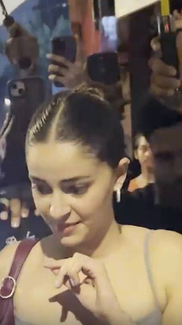 Entertainment News: तस्वीरें लेने के लिए पैप्स ने अनन्या पांडे की गाड़ी