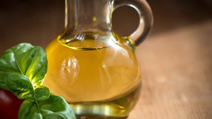 Keto diet, which is high in fats, moderate in protein, and low in carbohydrates, induces a metabolic state called ketosis. When it comes to the keto diet, the choice of cooking oil is paramount.