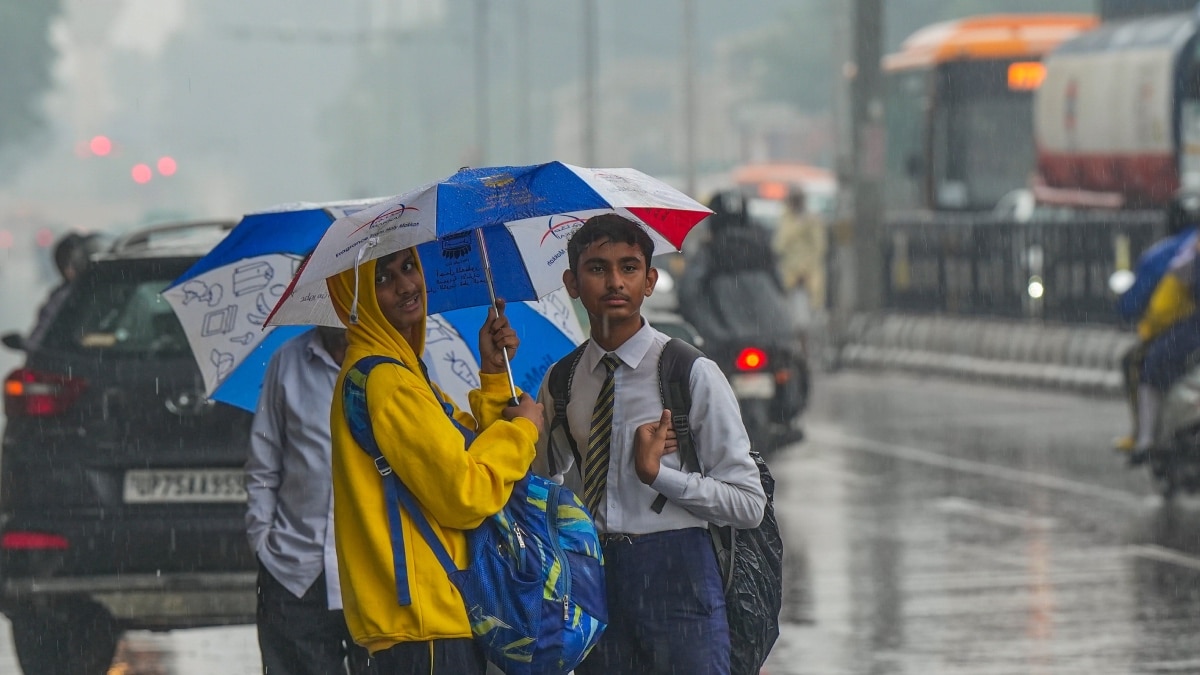 नोएडा-गाजियाबाद में सुबह से झमाझम बारिश, इन जिलों में भी जारी की गई चेतावनी, जानें- मौसम अपडेट