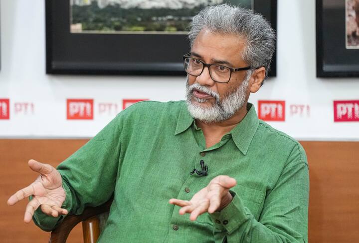 सीपीआई(एमएल) के महासचिव दीपांकर भट्टाचार्य इस बात के संकेत देते हुए कहा कि जो संविधान-लोकतंत्र के साथ हैं, उन्हें I.N.D.I.A. में होना चाहिए.