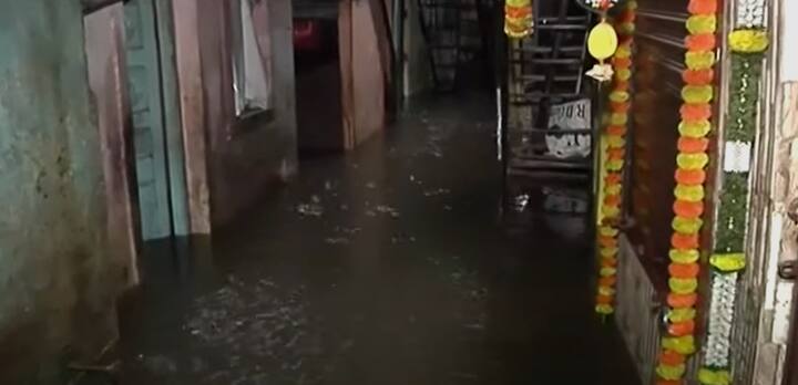 मुसळधार पावसामुळे पुण्याची स्थिती अत्यंत विदारक झाली आहे. लोकांच्या घरात पाणी घुसून अख्खं जनजीवन विस्कळीत झालं आहे.