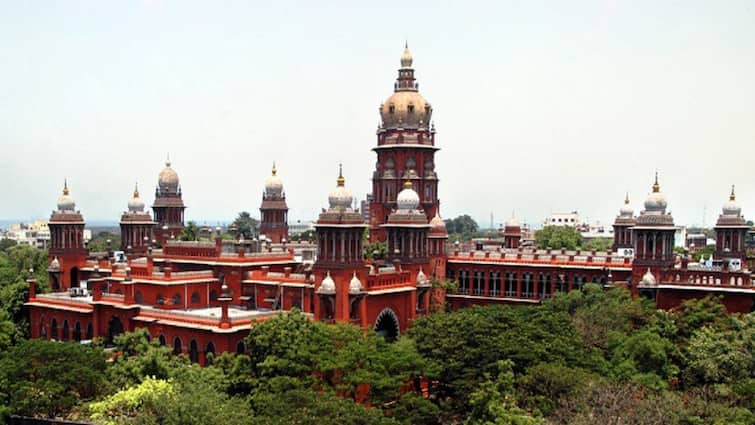 advocate file plea in madras high court to run brothel in kanyakumari tamil nadu court asks to check law degree Madras High Court: वेश्यालय चलाने की इजाजत लेने हाई कोर्ट पहुंचा वकील, अदालत ने कहा- 'चेक कराओ, कहां से ली डिग्री'