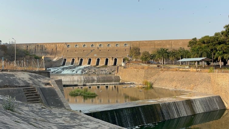 Mettur Dam's water flow has reduced from 60,771 cubic feet to 33,040 cubic feet. மேட்டூர் அணையின் நீர்வரத்து 60,771 கன அடியில் இருந்து 33,040 கன அடியாக குறைவு