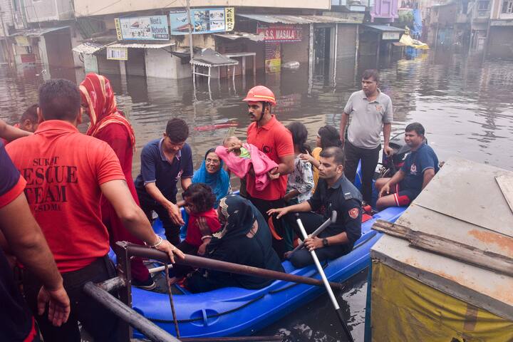 पुणे में भारी बारिश से लोगों को बचाने के लिए सेना को सड़क पर उतरना पड़ा. बाढ़ के पानी से बुरी तरह प्रभावित सिंहगढ़ रोड इलाके में लोगों को रेस्क्यू करने के लिए सेना की दो टुकड़ियों को तैनात किया गया है. जरूरत पड़ने पर सेना लोगों को एयरलिफ्ट भी करेगी.