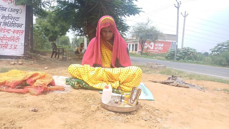 Aligarh woman appealed to Lord Indra for rain Sitting in the hot sun last five days Ann बारिश के लिए तेज धूप में तपने बैठी हैं 55 वर्षीय सरोज देवी, इंद्र देव से लगा रहीं गुहार