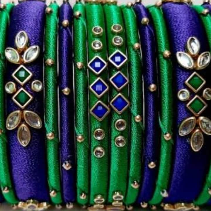 The combination of red with green also looks good. Similarly, in this bangle design, there is a green and yellow design on the red bangles. Which looks very beautiful. You can wear such bangles with a floral suit or green saree.