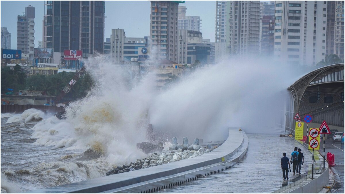 Mumbai Rains Updates: मुंबई में भारी बारिश से हवाई उड़ानें प्रभावित, IMD ने जारी किया अलर्ट