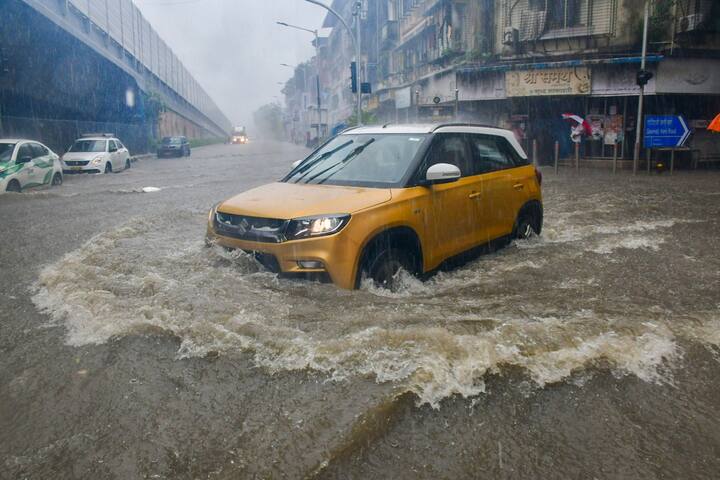 महाराष्ट्र के तटीय कोंकण क्षेत्र में आईएमडी ने रत्नागिरी जिले के लिए ऑरेंज अलर्ट जारी किया है. वहीं सिंधुदुर्ग जिले के लिए येलो अलर्ट जारी किया गया है. पुणे में तेज बारिश की वजह से चार लोगों की मौत भी हो गई है.