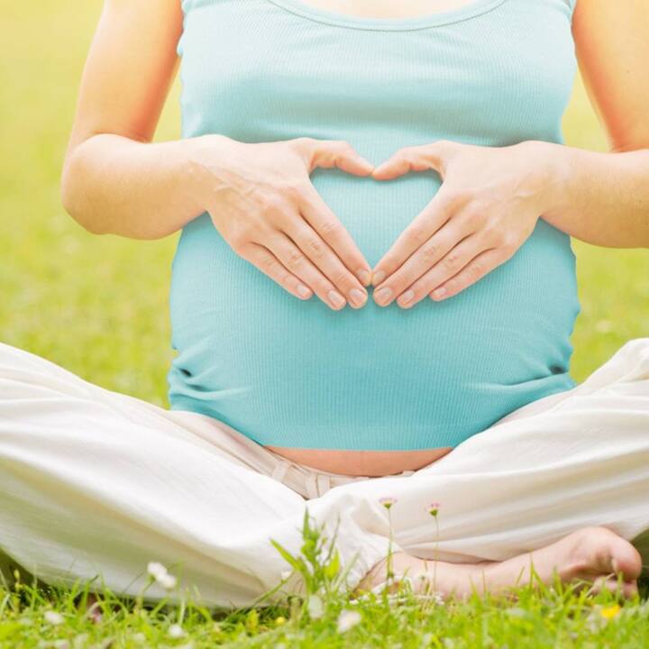 ਜੇਕਰ ਡੇਂਗੂ ਦੇ ਲੱਛਣ ਦਿਖਾਈ ਦੇਣ ਤਾਂ ਤੁਰੰਤ ਜਾਂਚ ਕਰਵਾਓ ਅਤੇ ਕਿਸੇ ਸਿਹਤ ਮਾਹਿਰ ਦੀ ਸਲਾਹ ਲਓ। ਡਾਕਟਰ ਦੀ ਸਲਾਹ 'ਤੇ ਤੁਰੰਤ ਇਲਾਜ ਸ਼ੁਰੂ ਕਰੋ। ਡੇਂਗੂ ਦੌਰਾਨ ਜਿੰਨਾ ਹੋ ਸਕੇ ਆਰਾਮ ਕਰੋ। ਸਰੀਰ ਵਿੱਚ ਡੀਹਾਈਡ੍ਰੇਸ਼ਨ ਤੋਂ ਬਚਣ ਲਈ ਪਾਣੀ, ਨਾਰੀਅਲ ਪਾਣੀ ਅਤੇ ਸੂਪ ਦਾ ਸੇਵਨ ਕਰੋ। ਬੁਖਾਰ ਨੂੰ ਘੱਟ ਕਰਨ ਲਈ ਹਲਕੇ ਕੱਪੜੇ ਪਾਓ ਅਤੇ ਗਿੱਲੇ ਕੱਪੜੇ ਨਾਲ ਸਰੀਰ ਨੂੰ ਪੂੰਝੋ।