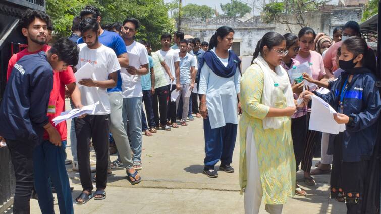 UP Police Exam 2024 Azamgarh Police Exam Center Security with cctv ann UP Police Exam 2024: आजमगढ़ में 11 परीक्षा केंद्रों पर अभ्यर्थी देंगे पुलिस भर्ती परीक्षा, सुरक्षा के हैं कड़े इंतजाम