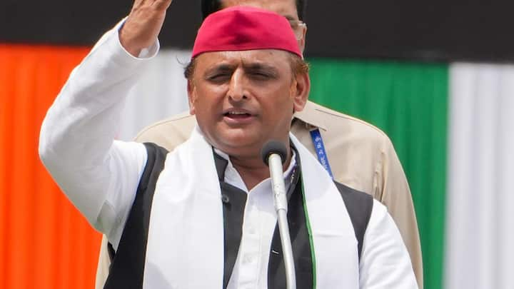 Akhilesh Yadav Big Statement: सदन में बजट को लेकर बवाल चल रहा था. अखिलेश यादव भी चुन चुन कर हमले कर रहे थे. वहीं उन्होंने कांग्रेस को लेकर कुछ ऐसा कहा, जो कुछ और ही संकेत देता है.