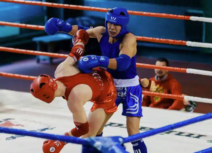 ਕਲੀਨ ਸ਼ੇਵ ਦੀ ਗੱਲ ਕਰੀਏ ਤਾਂ ਦਾੜ੍ਹੀ ਕਿਸੇ ਵੀ ਕਲੋਜ਼-ਅੱਪ ਜਾਂ ਗਰਾਊਂਡਵਰਕ ਵਿੱਚ ਕਿਸੇ ਰੁਕਾਵਟ ਨੂੰ ਰੋਕਣ ਵਿੱਚ ਖਿਡਾਰੀ ਲਈ ਵੱਡੀ ਸਮੱਸਿਆ ਪੈਦਾ ਕਰ ਸਕਦੀ ਹੈ। ਓਲੰਪਿਕ ਕੁਸ਼ਤੀ ਵਿੱਚ, ਜੇ ਦੂਜੇ ਭਾਗੀਦਾਰ ਦੀ ਦਾੜ੍ਹੀ ਹੈ, ਤਾਂ ਉਹ ਉਸਨੂੰ ਫੜ ਕੇ ਖਿੱਚ ਸਕਦਾ ਹੈ, ਜਿਸ ਨਾਲ ਗੰਭੀਰ ਸੱਟ ਲੱਗ ਸਕਦੀ ਹੈ। ਇਹੀ ਕਾਰਨ ਹੈ ਕਿ ਓਲੰਪਿਕ ਵਿੱਚ ਪਹਿਲਵਾਨਾਂ ਨੂੰ ਕਲੀਨ ਸ਼ੇਵਨ ਰਹਿਣ ਲਈ ਕਿਹਾ ਜਾਂਦਾ ਹੈ।