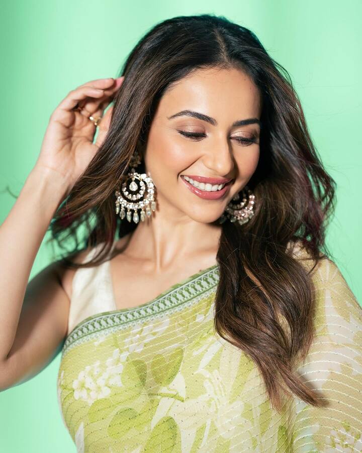 Rakul's whole appearance was enhanced by her million-dollar smile.