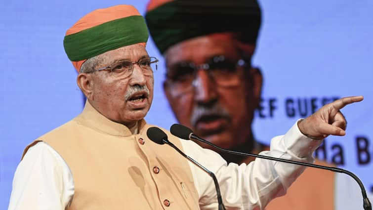 Booth capturing in West Bengal Lok Sabha elections 2024 arjun ram meghwal receiving 875 complaints no action West Bengal: बूथ कैप्चरिंग की 900 में 875 शिकायतें पश्चिम बंगाल की! लोकसभा में मंत्री ने पेश किए चौंकाने वाले आंकड़े