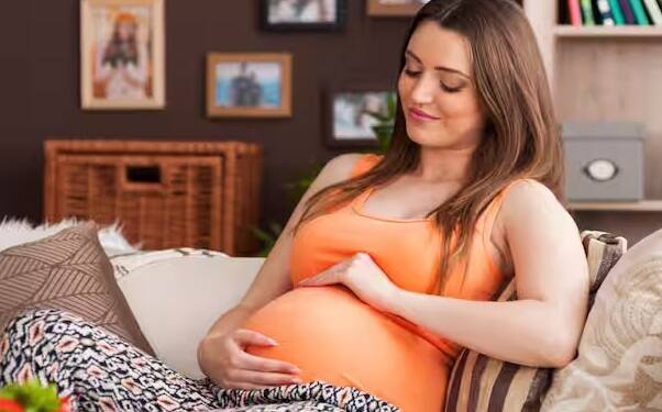 IVF (ઇન વિટ્રો ફર્ટિલાઇઝેશન) એ એક પ્રક્રિયા છે જેમાં મહિલાઓના અંડાણુ અને શુક્રાણુઓ શરીરની બહાર ભેળવવામાં આ છે અને ભ્રૂણ તૈયાર કરવામાં આવે છે. આ પ્રક્રિયામાં જેનેટિક ટેસ્ટિંગ ખૂબ જ મહત્વપૂર્ણ છે. જેનેટિક ટેસ્ટિંગ એક મહત્વપૂર્ણ મેડિકલ તપાસ છે જેમાં આપણા ડીએનએની તપાસ કરવામાં આવે છે. જેનાથી એ જાણી શકાય છે કે આપણા જીનમાં કોઇ સમસ્યા કે બીમારી નથી ને. આ તપાસ આપણને ભવિષ્યમા થનારી બીમારીઓ અંગેની પણ જાણકારી આપે છે.