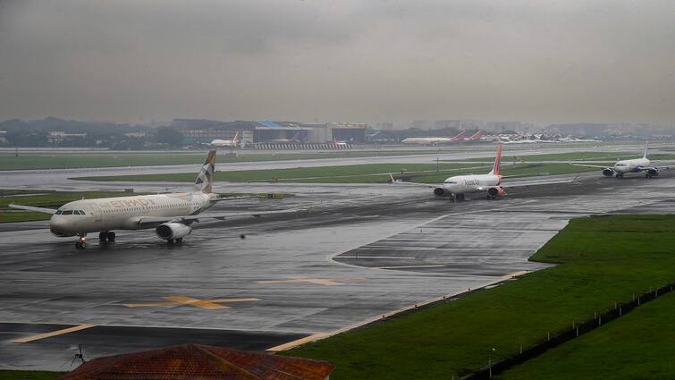 Due To Heavy Rain in Mumbai Many Flights Cancel Indigo Air India and Spicejet Alerts For Passengers मुंबई में बारिश ने थामी रफ्तार! कई उड़ानें रद्द, इंडिगो से लेकर एयर इंडिया ने जारी किया अलर्ट, सरकार ने दिया ये निर्देश