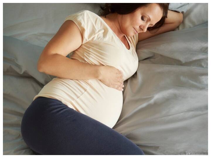 बीमारियों का पता लगाना: अगर परिवार में कोई अनुवांशिक बीमारी है, तो जेनेटिक टेस्टिंग से यह पता चल जाता है कि भ्रूण में वह बीमारी है या नहीं.