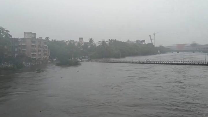 मुसळधार पावसामुळे धरणातील विसर्ग सुरू आहे. काल रात्री भिडे पूल पाण्याखाली गेलेला आहे.