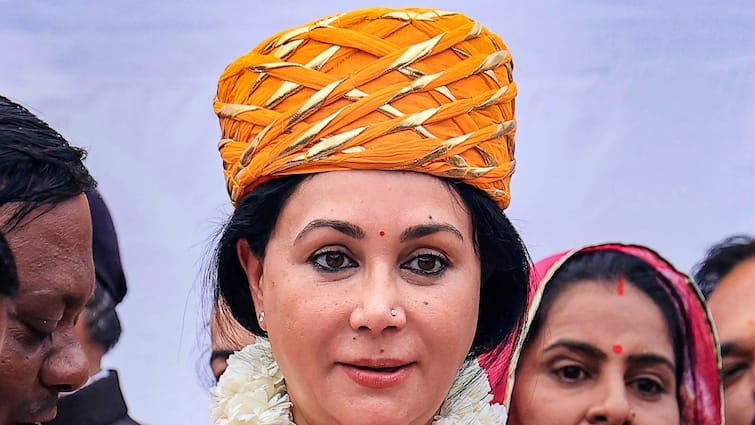 Rajasthan Minister Diya Kumari attack Congress MLA Amin Kagzi on Controversial remark ANN 'बेचारी' कहे जाने पर भड़कीं वित्त मंत्री दीया कुमारी, कहा- यह कांग्रेस की मानसिकता का प्रमाण है