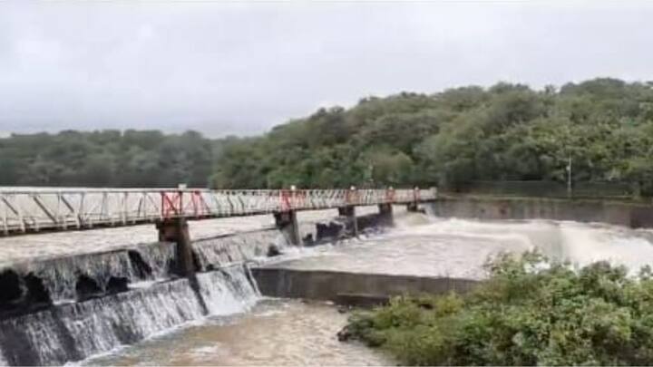 त्यामुळे नदी काठच्या नागरिकांना सतर्कतेचा इशारा देण्यात आला आहे.