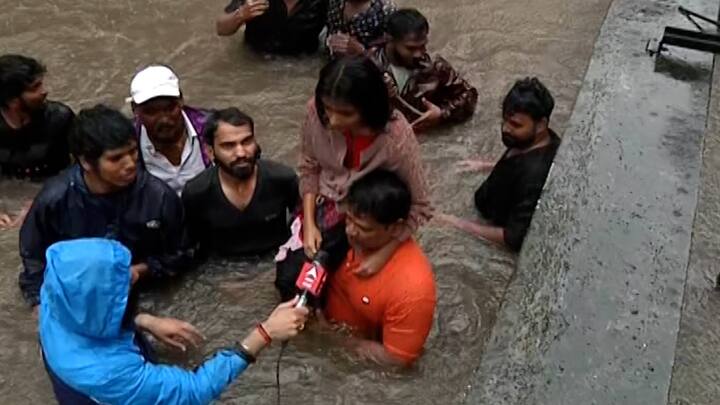 पाण्याची पातळी इतकी वाढली आहे की वडिलांना त्याच्या मुलीला खांद्यावर घेऊन बाचवकार्य करावं लागलं आहे.