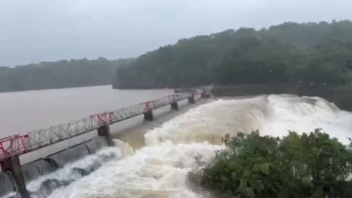 त्यानंतर काही वेळातच 3, 4 आणि 5 नंबरचा स्वयंचलित दरवाजा उघडला.