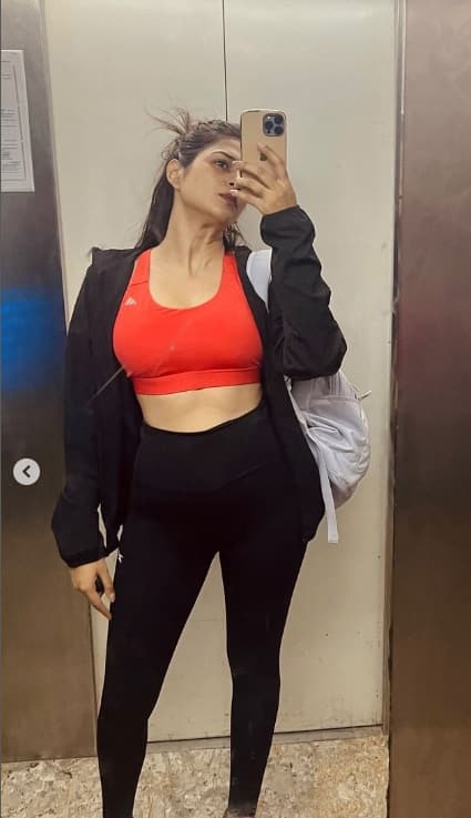 એક્ટ્રેસ શ્રદ્ધા દાસે મિરર સેલ્ફી લૂકની તસવીરો કરી શેર