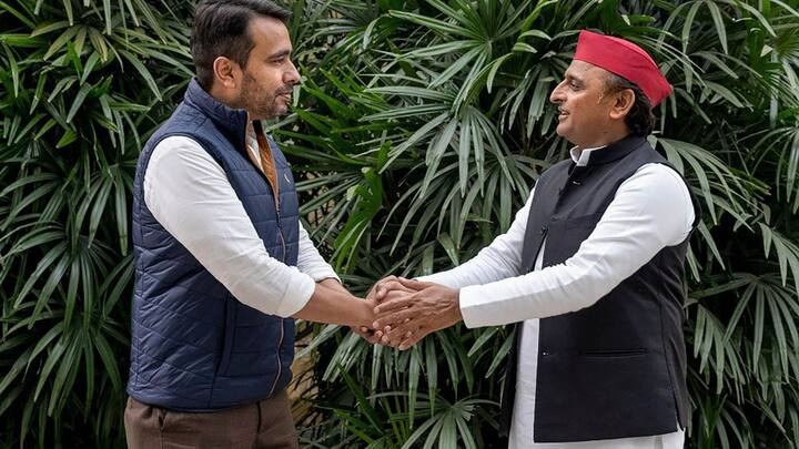 उत्तर प्रदेश सरकार के नेम प्लेट वाले मामले पर उन्होंने कहा था कि यह फैसला ज्यादा समझ कर नहीं लिया गया है. कहां-कहां नेम प्लेट लगाएंगे? अब कुर्ते में भी लिखना शुरू कर दें क्या. कोई भी धर्म या जाती देखकर सेवा नहीं लेता है.