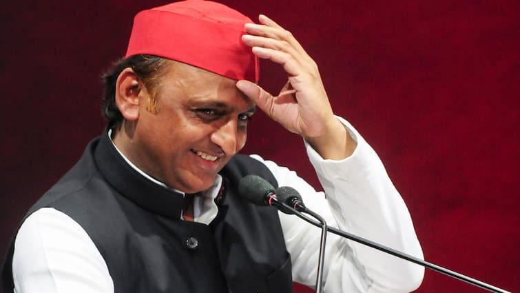 Akhilesh Yadav On Kanwar Yatra Nameplate issue says yes we implemented law but slam PM Modi Yogi Adityanath Akhilesh Yadav On Nameplate Row: 'हमने लागू किया था नेमप्लेट वाला कानून, लेकिन...' सिब्बल के इंटरव्यू में बोले अखिलेश यादव