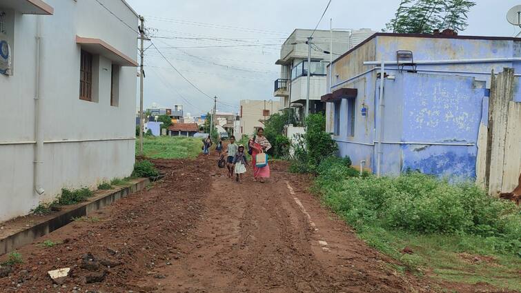 Motorists suffer a lot due to muddy roads in Coimbatore கோவையில் சேறும் சகதியுமாக இருக்கும் சாலைகள் - வாகன ஓட்டிகள் கடும் அவதி