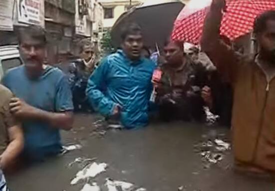 पुण्यातील अनेक भागांत अक्षरश: छातीपर्यंत पाणी भरलं आहे. सिंहगड रस्त्यावरील सोसायट्या पाण्याखाली गेल्या आहेत.
