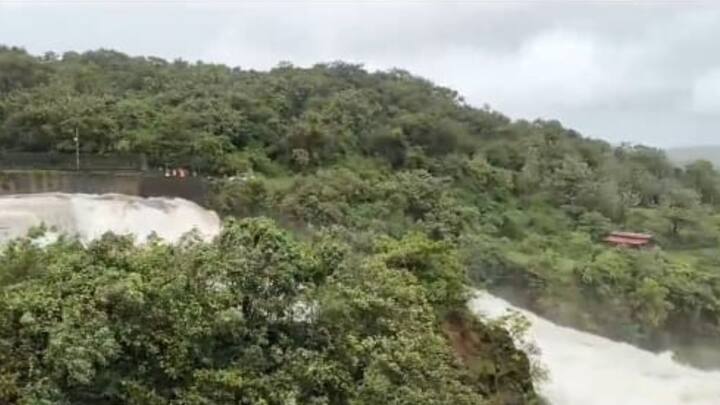 जिल्ह्यातील 81 बंधारे पाण्याखाली गेले आहेत.