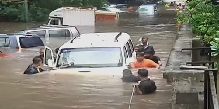 गाड्या अक्षरश: पाण्यात गेल्याने नागरिकांची दैना झाली आहे.