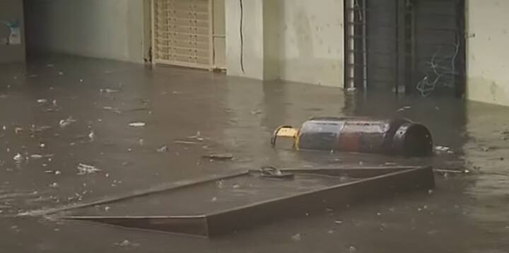 घरातील जीवनोपयोगी वस्तू, खाटा, सिलेंडर पाण्यात वाहून गेले आहेत.