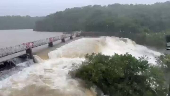 कोल्हापूरची जीवनवाहिनी असलेलं राधानगरी धरण 100 टक्के भरलं आहे.