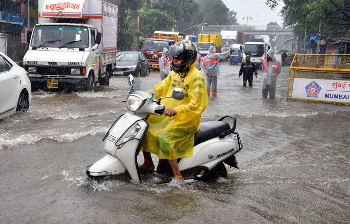 भारी बारिश के चलते पुणे के कई रिहायशी इलाके में पानी भर गया. गुरुवार (25 जुलाई 2024) को लगभग 70 लोगों को रेस्क्यू ऑपरेशन किया गया. इस बारीश में पुणे की कई रिहायशी कॉलोनियां डूब चुकी है.