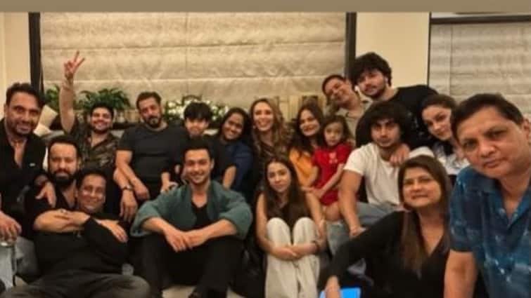 Salman Khan Celebrates Rumoured Girlfriend Iulia Vantur's Birthday Celebrations With His Family See Pics Salman Khan Turns Host For Rumoured Girlfriend Iulia Vantur's Birthday Celebrations With His Family