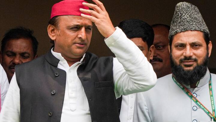 अखिलेश यादव ने मोहिबुल्लाह नदवी के क्षेत्र में जी तोड़ मेहनत की थी और वह जीते भी, लेकिन सांसद बनने के तुरंत बाद ही उन्होंने सबसे पहली मुलाकात केंद्रीय मंत्री नितिन गडकरी से की. उसके बाद उन्होंने लोकसभा स्पीकर ओम बिरला से हाथ मिलाया.