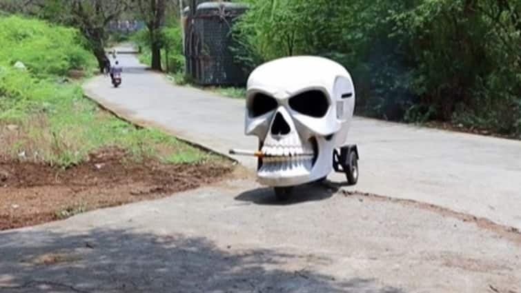 Human Skull Vehicle Smoking Cigarette Making Rounds on Road Video Goes Viral Viral Video: రోడ్డుపై చక్కర్లు కొడుతున్న పుర్రె ఆకారంలోని వెహికిల్, ఇదే రీమోడలింగ్‌రా బాబు - వీడియో