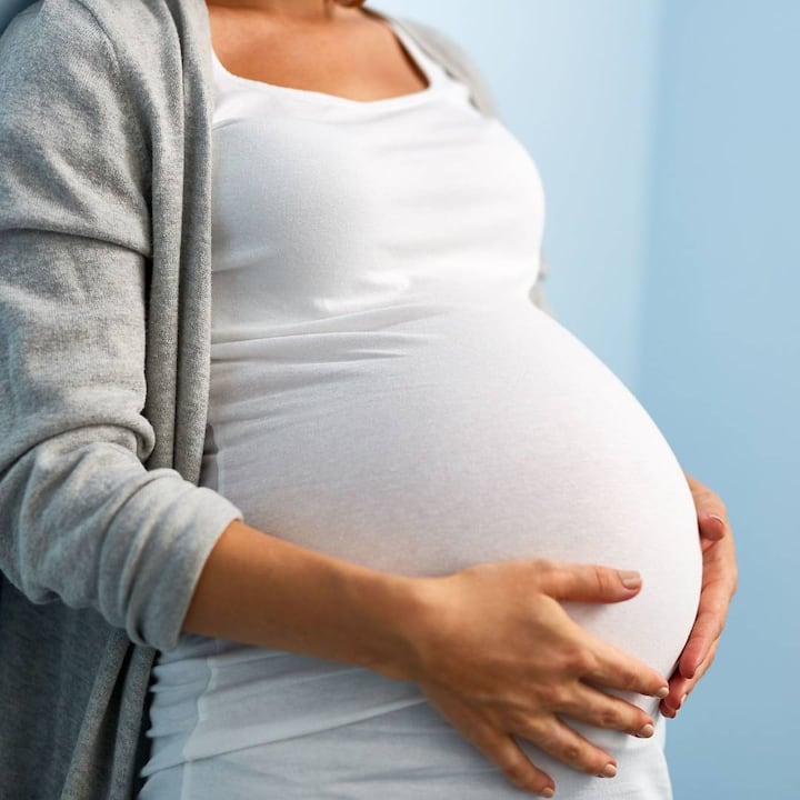 ਮਾਹਿਰਾਂ ਅਨੁਸਾਰ ਗਰਭ ਅਵਸਥਾ ਦੌਰਾਨ ਡੇਂਗੂ ਦੀ ਸਮੱਸਿਆ ਹੋਰ ਵੀ ਗੰਭੀਰ ਹੋ ਸਕਦੀ ਹੈ। ਇਸ ਕਾਰਨ ਗਰਭ 'ਚ ਪਲ ਰਹੇ ਬੱਚੇ 'ਤੇ ਵੀ ਅਸਰ ਪੈ ਸਕਦਾ ਹੈ। ਡੇਂਗੂ ਬੁਖਾਰ ਏਡੀਜ਼ ਏਜੀਪਟੀ ਨਾਮਕ ਮੱਛਰ ਦੇ ਕੱਟਣ ਨਾਲ ਹੁੰਦਾ ਹੈ। ਇਸ ਦੇ ਇਨਫੈਕਸ਼ਨ ਕਾਰਨ ਤੇਜ਼ ਬੁਖਾਰ, ਸਰੀਰ 'ਚ ਕਮਜ਼ੋਰੀ, ਦਸਤ, ਜੀਅ ਕੱਚਾ ਹੋਣਾ ਅਤੇ ਉਲਟੀਆਂ ਦੀ ਸਮੱਸਿਆ ਹੁੰਦੀ ਹੈ। ਅਜਿਹੀ ਸਥਿਤੀ ਵਿੱਚ, ਔਰਤਾਂ ਨੂੰ ਗਰਭ ਅਵਸਥਾ ਦੌਰਾਨ ਟੈਸਟ ਕਰਵਾਉਣਾ ਚਾਹੀਦਾ ਹੈ।