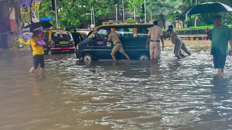 Mumbai Rain Weather Update Heavy Downpour Batter City Commuters Battle Flooded Roads Waterlogging Traffic Snarls IMD Red Alert Mumbai Weather: Heavy Rains Continue To Batter City, Commuters Battle Flooded Roads, Traffic Snarls