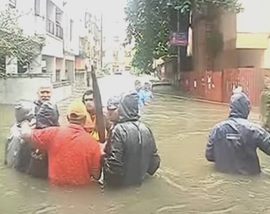 पुण्यात रात्रभर सुरु असलेल्या पावसामुळे (Pune Heavy Rain) जनजीवन विस्कळीत झालं आहे. अनेक ठिकाणी रस्त्यांना नद्यांचं स्वरुप आलं आहे.