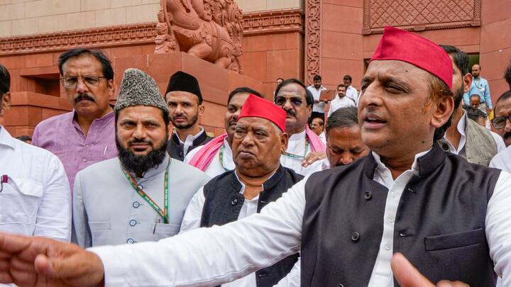 मोहिबुल्लाह नदवी दिल्ली की पार्लियामेंट स्ट्रीट मस्जिद के इमाम है और मूल रूप से रामपुर के ही रहने वाले हैं. लखनऊ से उन्होंने इस्लामिक साइंस में ग्रेजुएशन किया. वहीं जामिया मिलिया इस्लामिया यूनिवर्सिटी से इन्होंने एक और ग्रेजुएशन किया और इस्लामिक स्टडीज में पीजी किया.