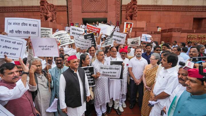 लोकसभा में आम बजट पेश होते ही सियासी बवाल मच गया है. पूरा इंडिया गठबंधन एक होकर बजट के खिलाफ प्रदर्शन कर रहा है. अखिलेश यादव भी खूब हमलावर हो रहे हैं. उन्होंने इस बजट को खोखला बताया है.