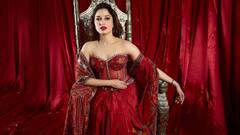 हातात गुलाब, चेहऱ्यावर रुबाब... लाल ड्रेसमध्ये तमन्नाचा किलर लूक पाहून तुम्हाला धक्का बसेल!